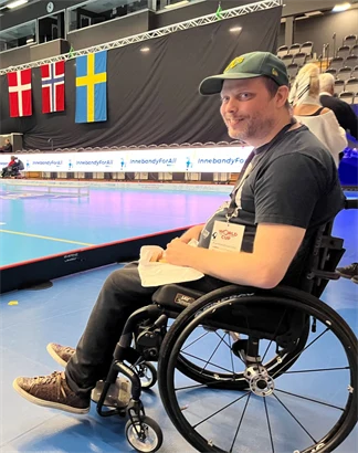 Anders sitter i rullestol i en idrettshall