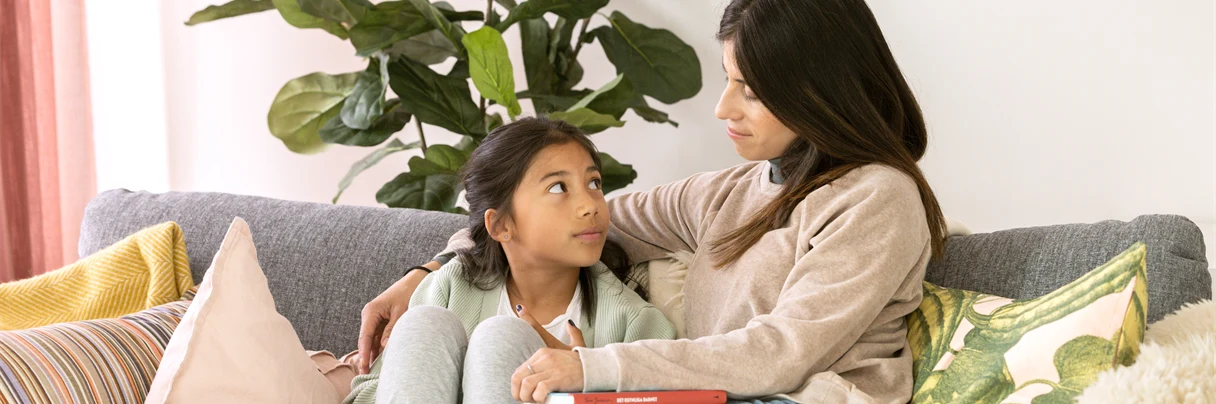 Några personer promenerar på en stig.